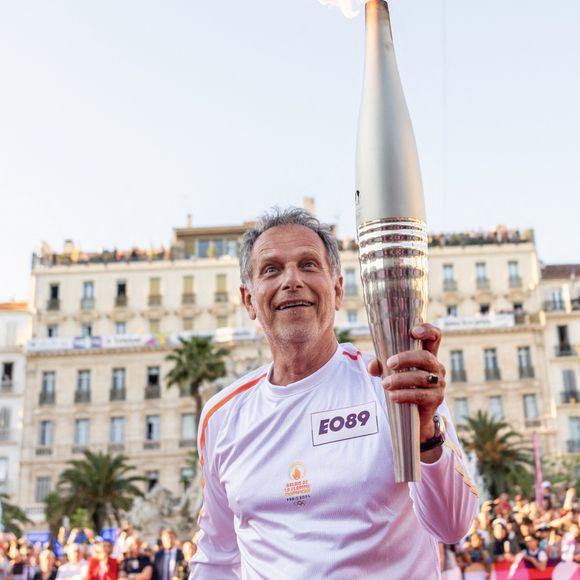 L'acteur français et directeur du théâtre Liberté Charles Berling dernier porteur de la flamme olympique des JO de Paris 2024 dans le Var allume la vasque à Toulon, Var, France, le 10 mai 2024. © Florian Escoffier/Nice Matin/Bestimage 