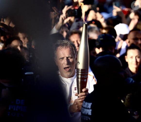 L'acteur français et directeur du théâtre Liberté Charles Berling dernier porteur de la flamme olympique des JO de Paris 2024 dans le Var allume la vasque à Toulon, Var, France, le 10 mai 2024. © Eric Ottino/Nice Matin/Bestimage 