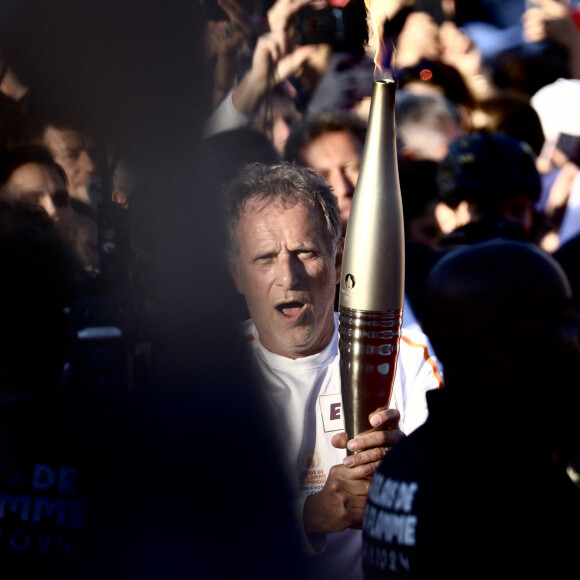 L'acteur français et directeur du théâtre Liberté Charles Berling dernier porteur de la flamme olympique des JO de Paris 2024 dans le Var allume la vasque à Toulon, Var, France, le 10 mai 2024. © Eric Ottino/Nice Matin/Bestimage 