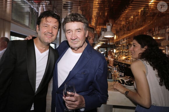 Jean-Pierre Danel avec son père Pascal Danel - Le guitariste Jean-Pierre Danel a reçu, ce 20 juin à la Maison de la Radio à Paris, deux nouveaux trophées complétant sa déjà vaste collection. © Cédric Perrin / Bestimage