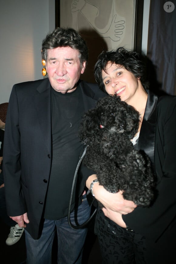 Pascal Danel et sa femme avec leur chien - Jean-Pierre Danel reçoit son disque d'or du DVD pour "Guitar Tribute" lors d'une soirée à l'hôtel Burgundy à Paris, le 7 avril 2016.