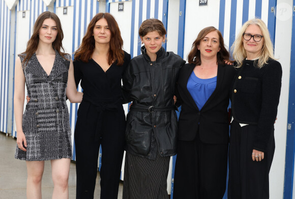 Donné seulement cinq fois en 2023 d'après Au Féminin, celui qui veut dire "ancien" pourrait voir le nombre de filles le portant bondir ! 
Anamaria Vartolomei, Jessica Palud, Celeste Brunnquell, au photocall du film "Le Comte de Monte-Cristo" lors du 38ème festival du film de Cabourg, France, le 15 juin 2024. Les Journées romantiques du 38ème Festival du film de Cabourg (Calvados) auront lieu du 12 au 16 juin. © Coadic Guirec/Bestimage