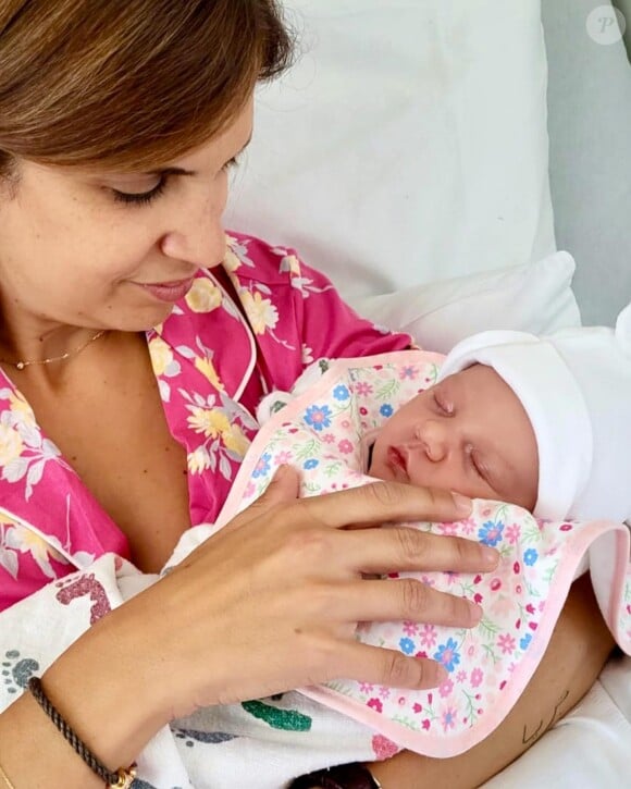 Révélant au passage le prénom de son bébé : "Soraya, comme ta grand-mère."
 
Sonia Mabrouk présente sa fille sur Instagram