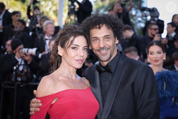 Las, Tomer Sisley a révélé avoir souvent ''(broyé) du noir'' à cause des tournages qu'il enchaînait...
Tomer Sisley et Sandra Sisley assistent au tapis rouge du film "Emilia Perez" lors du 77ème Festival de Cannes au Palais des Festivals, le 18 mai 2024 à Cannes. David Boyer/ABACAPRESS.COM