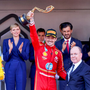 La princesse Charlène de Monaco, Louis Ducruet, Mohammed Ben Sulayem, président de la FIA, Marie Chevallier, Charles Leclerc et le prince Albert II de Monaco - La famille princière de Monaco sur le podium avec Charles Leclerc, vainqueur du Grand Prix de Formule 1 (F1) de Monaco, le 26 mai 2024. © Claudia Albuquerque/Bestimage 