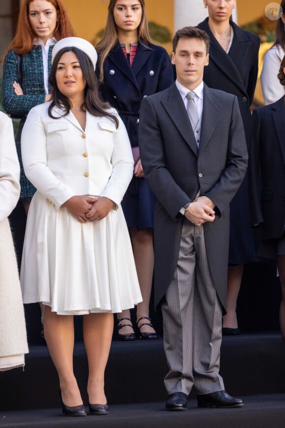 Marie Chevallier et son mari Louis Ducruet - La famille princière monégasque dans la cour d'honneur du palais lors de la la fête nationale à Monaco, le 19 novembre 2023. La famille princière monégasque assiste à la prise d'armes, puis à la cérémonie de remise des médailles et à un défilé militaire sur la place du palais princier. © Olivier Huitel / Pool Monaco / Bestimage 