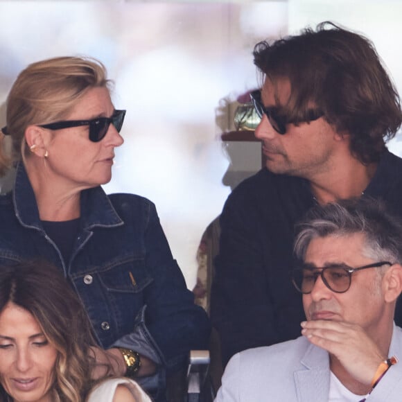 Bertrand Chameroy, Anne-Elisabeth Lemoine - Célébrités dans les tribunes de la finale homme des Internationaux de France de tennis de Roland Garros 2024 à Paris le 9 juin 2024. © Jacovides-Moreau/Bestimage 