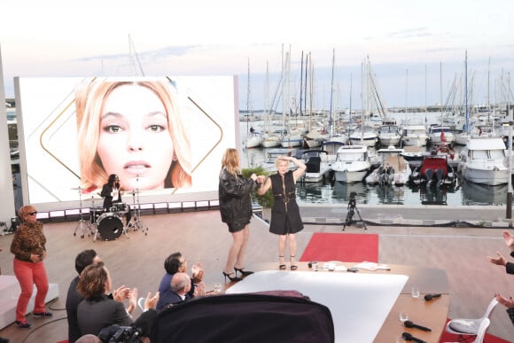 Exclusif - Santa, Anne-Elisabeth Lemoine sur le plateau de l'émission "C à vous" lors du 77ème Festival International du Film de Cannes (14 - 25 mai 2024), le 24 mai 2024. © Jack Tribeca / Bestimage No web pour la Belgique et la Suisse 