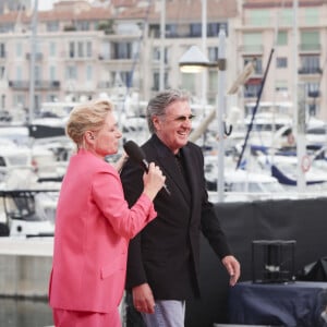 Et pour animer sa quotidienne de "C à Vous" toutes les semaines, elle ne s'autorise pas d'écart, ces derniers n'étant plus sans conséquence
Exclusif - Daniel Auteuil, Anne-Élisabeth Lemoine sur le plateau de l'émission "C à vous" lors du 77ème Festival International du Film de Cannes le 20 mai 2024. 