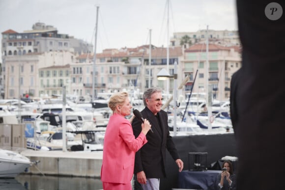 Et pour animer sa quotidienne de "C à Vous" toutes les semaines, elle ne s'autorise pas d'écart, ces derniers n'étant plus sans conséquence
Exclusif - Daniel Auteuil, Anne-Élisabeth Lemoine sur le plateau de l'émission "C à vous" lors du 77ème Festival International du Film de Cannes le 20 mai 2024. 