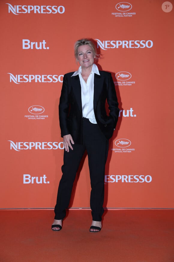 "Si je sors, je le paye immédiatement le lendemain. Pareil pour l'alcool" avait-elle confié affirmant ne plus boire de vin durant le dîner de l'émission 
Anne-Elisabeth Lemoine - Photocall de la soirée Nespresso x Brut lors du 77ème Festival International du Film de Cannes le 16 mai 2024. © Laurent Campus/Bestimage 