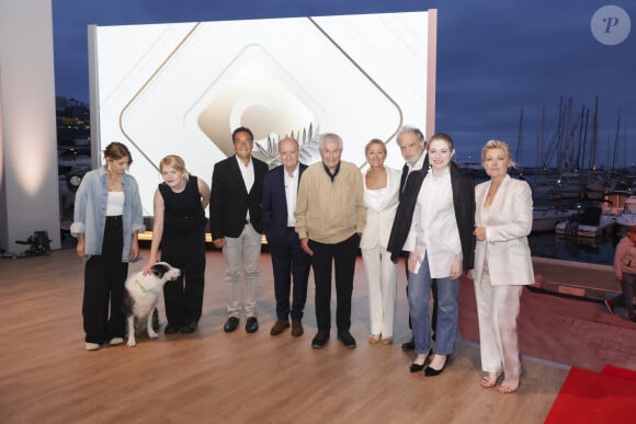 Exclusif - Laura Martin-Contini, le chien Messi, Zaho de Sagazan, Patrick Cohen, Pierre Lescure, Claude Lelouch, Anne-Sophie Lapix, Raphael Mezrahi, Emilie Dequenne, Anne-Elisabeth Lemoine sur le plateau de l'émisson "C à vous" lors du 77ème Festival International du Film de Cannes le 15 mai 2024. L'année dernière, en octobre, Émilie Dequenne a annoncé sur son compte Instagram être atteinte d'un " cancer rare ". Malgré les craintes, six mois plus tard, elle a révélé être en rémission complète. Cette bonne nouvelle, elle l'avait partagée en avril 2024 sur son compte Instagram également. À cette occasion, elle a révélé sa " nouvelle coiffure " présentant des cheveux très courts et gris. Après cette bataille contre la maladie, Émilie Dequenne est revenue plus forte que jamais et l'a démontré en montant les marches. © Jack Tribeca / Bestimage 