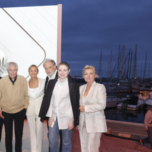 Exclusif - Laura Martin-Contini, le chien Messi, Zaho de Sagazan, Patrick Cohen, Pierre Lescure, Claude Lelouch, Anne-Sophie Lapix, Raphael Mezrahi, Emilie Dequenne, Anne-Elisabeth Lemoine sur le plateau de l'émisson "C à vous" lors du 77ème Festival International du Film de Cannes le 15 mai 2024. L'année dernière, en octobre, Émilie Dequenne a annoncé sur son compte Instagram être atteinte d'un " cancer rare ". Malgré les craintes, six mois plus tard, elle a révélé être en rémission complète. Cette bonne nouvelle, elle l'avait partagée en avril 2024 sur son compte Instagram également. À cette occasion, elle a révélé sa " nouvelle coiffure " présentant des cheveux très courts et gris. Après cette bataille contre la maladie, Émilie Dequenne est revenue plus forte que jamais et l'a démontré en montant les marches. © Jack Tribeca / Bestimage 