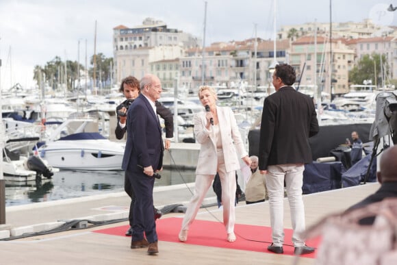 Exclusif - Bertrand Chameroy, Patrick Cohen, Anne-Elisabeth Lemoine, Pierre Lescure sur le plateau de l'émisson "C à vous" lors du 77ème Festival International du Film de Cannes le 15 mai 2024. L'année dernière, en octobre, Émilie Dequenne a annoncé sur son compte Instagram être atteinte d'un " cancer rare ". Malgré les craintes, six mois plus tard, elle a révélé être en rémission complète. Cette bonne nouvelle, elle l'avait partagée en avril 2024 sur son compte Instagram également. À cette occasion, elle a révélé sa " nouvelle coiffure " présentant des cheveux très courts et gris. Après cette bataille contre la maladie, Émilie Dequenne est revenue plus forte que jamais et l'a démontré en montant les marches. © Jack Tribeca / Bestimage 