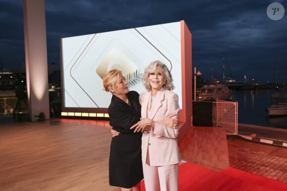 Exclusif - Anne-Elisabeth Lemoine et Jane Fonda sur le plateau de l'émission "C à vous" lors du 77ème Festival International du Film de Cannes. Le 14 mai 2024 © Jack Tribeca / Bestimage 