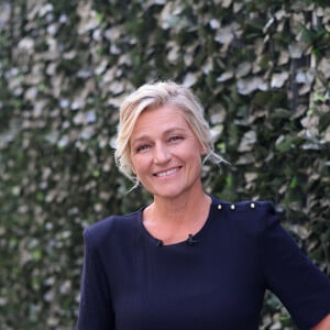 "Je fais aussi du sport, trois fois par semaine avec un coach. [...] Faire du direct, c'est beaucoup d'adrénaline et je mets d'ailleurs du temps à redescendre après les émissions" 
Exclusif - Anne-Elisabeth Lemoine - L'équipe de la nouvelle saison de l'émission "C à Vous" le 7 septembre 2023. © Dominique Jacovides / Bestimage