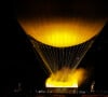 Vue du chaudron allumé attaché à un ballon géant flottant dans les airs - Cérémonie d'ouverture des Jeux Olympiques (JO) de Paris 2024 le 26 juillet 2024