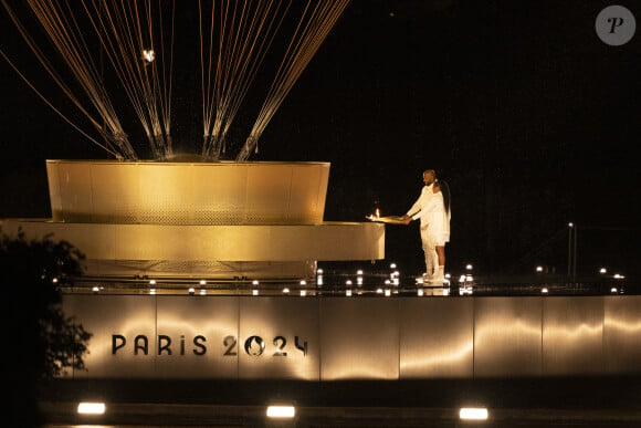 Vue du chaudron allumé attaché à un ballon géant flottant dans les airs - Cérémonie d'ouverture des Jeux Olympiques (JO) de Paris 2024 le 26 juillet 2024 - Credit Image: © Richard Callis/Sport Press Photo via ZUMA Press