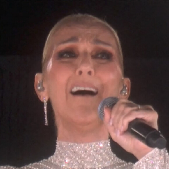 Celine Dion chante depuis le premier étage de la Tour Eiffel, L'hymne à l'amour, d'Édith Piaf - Cérémonie d'ouverture des Jeux Olympiques (JO) de Paris 2024. © Capture France TV via Bestimage 