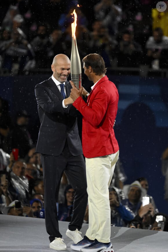 Zinedine Zidane donne la flamme olympique à Rafael Nadal lors de la cérémonie d'ouverture des JO de Paris 2024 © Inside/Panoramic/Bestimage