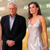 Look femme fatale pour Letizia d'Espagne : sa robe métallique met tout le monde d'accord... Même Michael Douglas