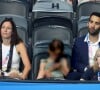 Juste avant, il avait assisté à cette épreuve en compagnie de son épouse 
Martin Fourcade en famille - Célébrités assistent à la victoire de Léon Marchand qui devient champion Olympique sur 400 m 4 nages lors des Jeux Olympiques de Paris à La Defense Arena à Nanterre. © Dominique Jacovides-Pierre Perusseau/Bestimage