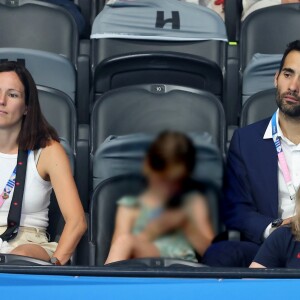 Juste avant, il avait assisté à cette épreuve en compagnie de son épouse 
Martin Fourcade en famille - Célébrités assistent à la victoire de Léon Marchand qui devient champion Olympique sur 400 m 4 nages lors des Jeux Olympiques de Paris à La Defense Arena à Nanterre. © Dominique Jacovides-Pierre Perusseau/Bestimage