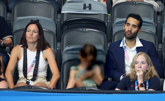 Juste avant, il avait assisté à cette épreuve en compagnie de son épouse 
Martin Fourcade en famille - Célébrités assistent à la victoire de Léon Marchand qui devient champion Olympique sur 400 m 4 nages lors des Jeux Olympiques de Paris à La Defense Arena à Nanterre. © Dominique Jacovides-Pierre Perusseau/Bestimage