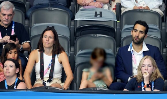 Et de l'une de leurs filles
Martin Fourcade en famille - Célébrités assistent à la victoire de Léon Marchand qui devient champion Olympique sur 400 m 4 nages lors des Jeux Olympiques de Paris à La Defense Arena à Nanterre. © Dominique Jacovides-Pierre Perusseau/Bestimage