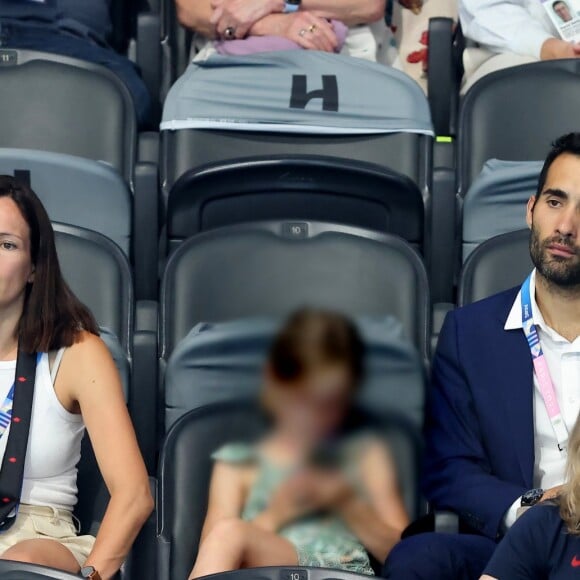 Et de l'une de leurs filles
Martin Fourcade en famille - Célébrités assistent à la victoire de Léon Marchand qui devient champion Olympique sur 400 m 4 nages lors des Jeux Olympiques de Paris à La Defense Arena à Nanterre. © Dominique Jacovides-Pierre Perusseau/Bestimage