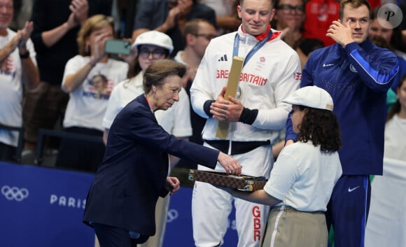 La Princesse Anne - Célébrités assistent à la victoire de Léon Marchand qui devient champion Olympique sur 400 m 4 nages lors des Jeux Olympiques de Paris 2024 (JO) à Paris La Defense Arena à Nanterre le 28 juillet 2024. © Dominique Jacovides-Pierre Perusseau/Bestimage 