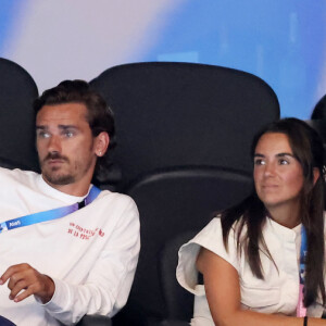 Antoine Griezmann et sa femme Erika Choperena - Célébrités assistent à la victoire de Léon Marchand qui devient champion Olympique sur 400 m 4 nages lors des Jeux Olympiques de Paris 2024 (JO) à Paris La Defense Arena à Nanterre le 28 juillet 2024. © Dominique Jacovides-Pierre Perusseau/Bestimage 