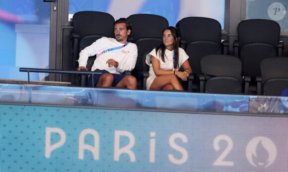 Antoine Griezmann et sa femme Erika Choperena - Célébrités assistent à la victoire de Léon Marchand qui devient champion Olympique sur 400 m 4 nages lors des Jeux Olympiques de Paris 2024 (JO) à Paris La Defense Arena à Nanterre le 28 juillet 2024. © Dominique Jacovides-Pierre Perusseau/Bestimage 