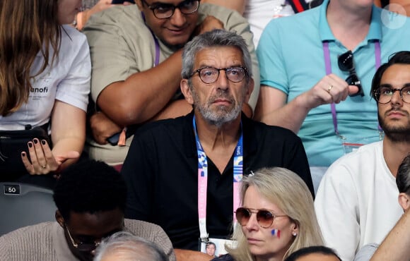 Michel Cymes - Célébrités assistent à la victoire de Léon Marchand qui devient champion Olympique sur 400 m 4 nages lors des Jeux Olympiques de Paris 2024 (JO) à Paris La Defense Arena à Nanterre le 28 juillet 2024. © Dominique Jacovides-Pierre Perusseau/Bestimage 