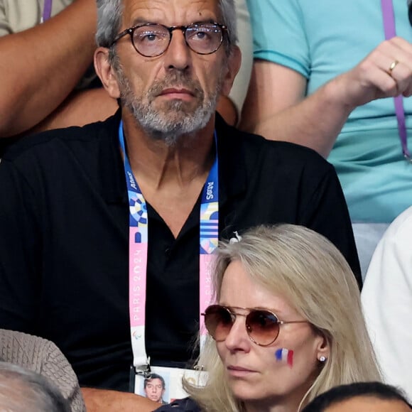 Michel Cymes - Célébrités assistent à la victoire de Léon Marchand qui devient champion Olympique sur 400 m 4 nages lors des Jeux Olympiques de Paris 2024 (JO) à Paris La Defense Arena à Nanterre le 28 juillet 2024. © Dominique Jacovides-Pierre Perusseau/Bestimage 