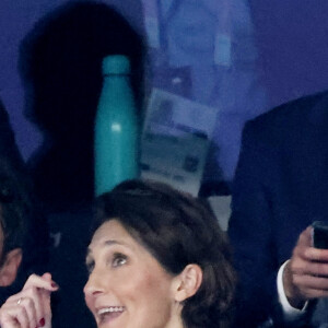 Gabriel Attal et Amélie Oudéa-Castéra - Célébrités assistent à la victoire de Léon Marchand qui devient champion Olympique sur 400 m 4 nages lors des Jeux Olympiques de Paris 2024 (JO) à Paris La Defense Arena à Nanterre le 28 juillet 2024. © Dominique Jacovides-Pierre Perusseau/Bestimage 