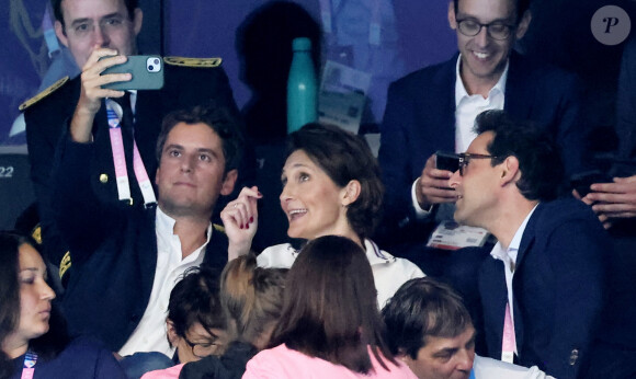 Gabriel Attal et Amélie Oudéa-Castéra - Célébrités assistent à la victoire de Léon Marchand qui devient champion Olympique sur 400 m 4 nages lors des Jeux Olympiques de Paris 2024 (JO) à Paris La Defense Arena à Nanterre le 28 juillet 2024. © Dominique Jacovides-Pierre Perusseau/Bestimage 