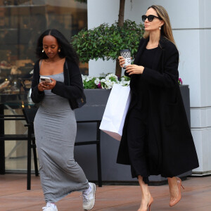 Los Angeles, CA - EXCLUSIF - Angelina Jolie et sa fille Zahara Pitt ont été vues en train de faire du shopping à The Grove après qu'un juge ait ordonné à Angelina Jolie de produire tous les NDA liés à son affaire en cours.