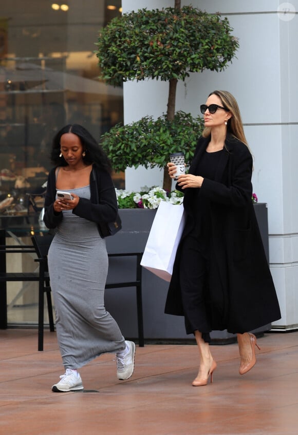 Los Angeles, CA - EXCLUSIF - Angelina Jolie et sa fille Zahara Pitt ont été vues en train de faire du shopping à The Grove après qu'un juge ait ordonné à Angelina Jolie de produire tous les NDA liés à son affaire en cours.