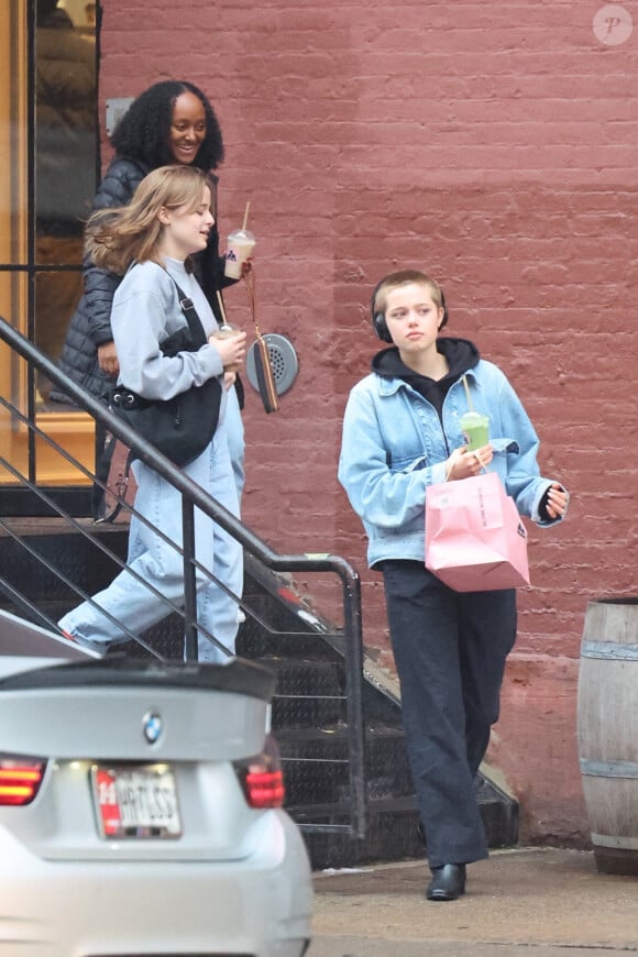 New York, NY - EXCLUSIF - Les enfants d'Angelina Jolie, Shiloh Nouvel, Vivienne Marcheline, et Zahara Marley Jolie-Pitt, ont été vus en train d'explorer les rues animées de Soho. SSur la photo : Shiloh Jolie-Pitt, Vivienne Jolie-Pitt, Zahara Marley Jolie