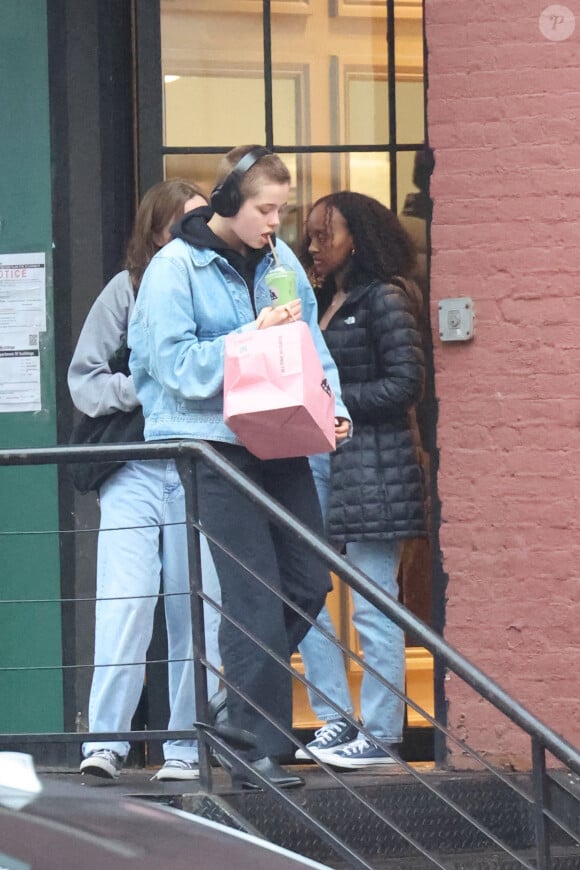 New York, NY - EXCLUSIF - Les enfants d'Angelina Jolie, Shiloh Nouvel, Vivienne Marcheline, et Zahara Marley Jolie-Pitt, ont été vus en train d'explorer les rues animées de Soho. SSur la photo : Shiloh Jolie-Pitt, Vivienne Jolie-Pitt, Zahara Marley Jolie