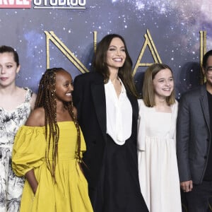 Angelina Jolie et ses enfants : Shiloh Jolie-Pitt , Zahara, Vivienne, Maddox, Knox Leon au photocall de la première du film Les Eternels (Eternals) au cinéma BFI Imax de Londres le 27 octobre 2021. © Future-Image via ZUMA Press / Bestimage  