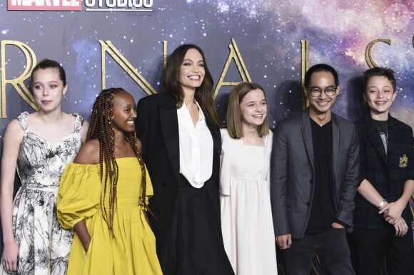 Angelina Jolie et ses enfants : Shiloh Jolie-Pitt , Zahara, Vivienne, Maddox, Knox Leon au photocall de la première du film Les Eternels (Eternals) au cinéma BFI Imax de Londres le 27 octobre 2021. © Future-Image via ZUMA Press / Bestimage  