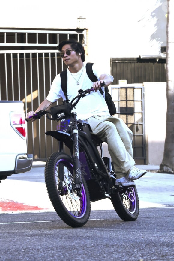 D'après "TMZ", leur fils Pax a été hospitalisé à Los Angeles après avoir percuté un véhicule avec son vélo électrique.
Pax Jolie-Pitt dans les rues de Los Angeles.tt