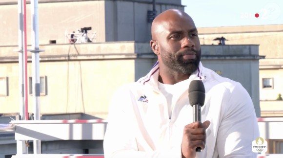 Laurent Delahousse pendant le JT de 20h sur France 2 avec Teddy Riner.