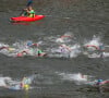 Une triathlète balance
La Seine, théatre des épreuves de triathlon des JO de Paris. 31 juillet 2024. Viktor Ivanov/TASS