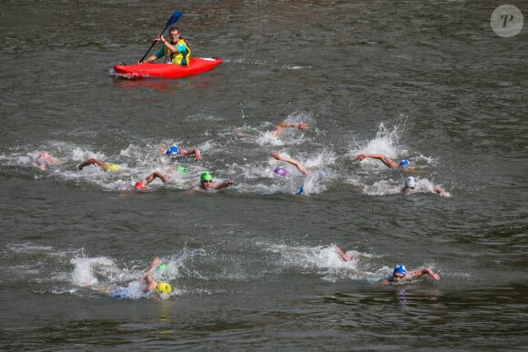 Une triathlète balance
La Seine, théatre des épreuves de triathlon des JO de Paris. 31 juillet 2024. Viktor Ivanov/TASS