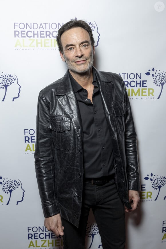 Anthony Delon au photocall du concert du gala des 20 ans de la fondation Recherche Alzheimer "2 générations chantent pour la 3ème" à l'Olympia à Paris le 18 mars 2024. © Cyril Moreau / Bestimage 