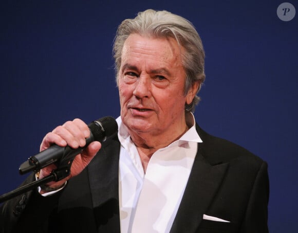 Alain Delon a assiste a la premiere de la comedie lyrique "Happy New Year, Moms" a Moscou. Le 19 decembre 2012 