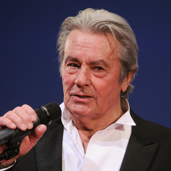 Alain Delon a assiste a la premiere de la comedie lyrique "Happy New Year, Moms" a Moscou. Le 19 decembre 2012 